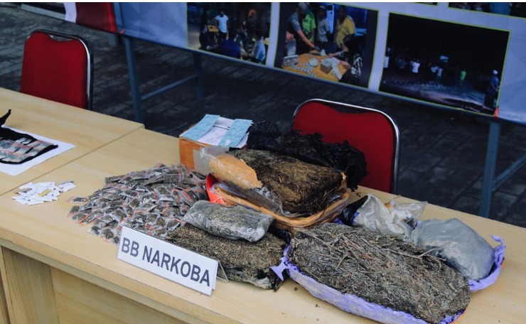 Polisi Musnahkan Barang Sitaan Kasus Narkoba & Miras di Maluku Utara