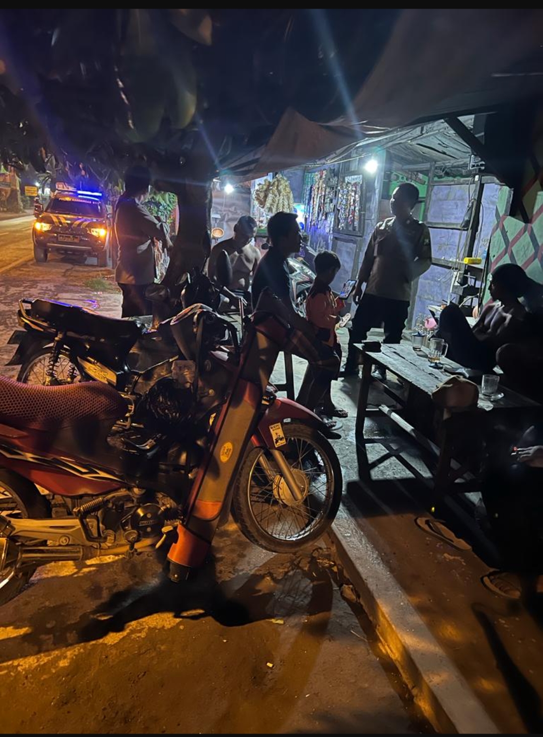 Anggota Polsek Kandangan Kediri Patroli Damai Ajak Masyarakat Pemilu Damai
