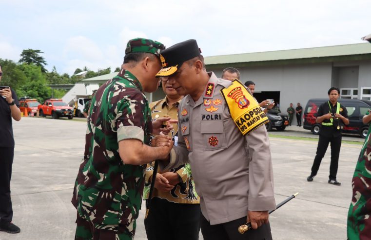 Penyambutan Pangkogabwilhan II Di Lanud Dhomber Balikpapan Oleh Kapolda Kaltim Didampingi Kapolresta & Jajaran Kodam VI MLM