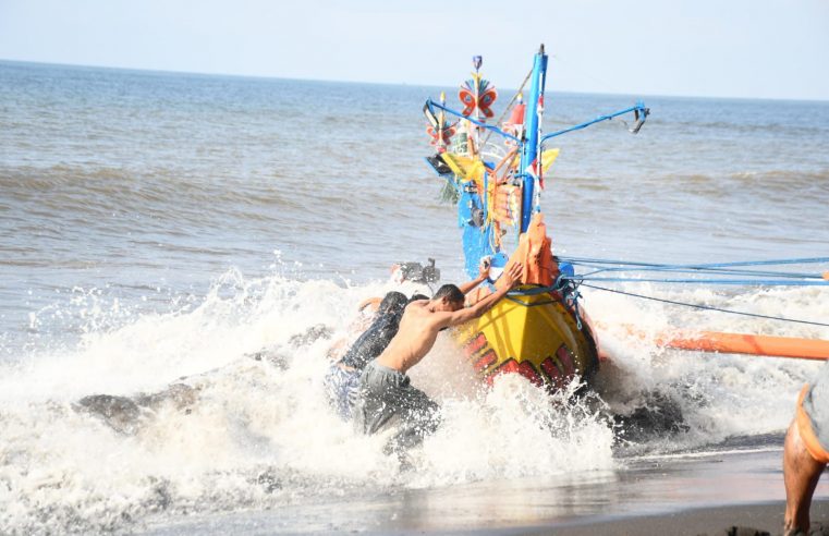 GERAK CEPAT TNI AL EVAKUASI NELAYAN YANG MENGALAMI LAKA LAUT DI PANTAI CEMARA BANYUWANGI JAWA TIMUR