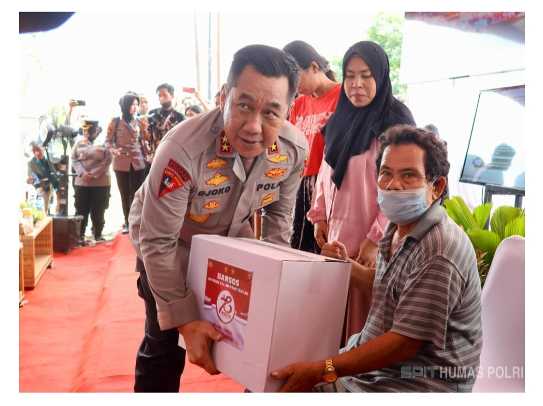 Sambut Hari Bhayangkara Ke-78, Polda Kalteng Bersama Polres Jajaran Bedah Rumah Warga & Bansos