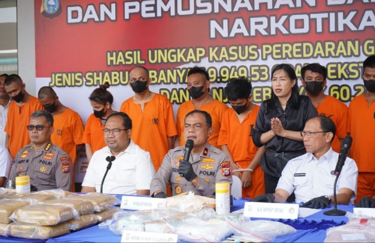 Polda Riau Berhasil Gagalkan Peredaran 9,5 Kg Sabu & 9 Ribu Ekstasi  Dari Tersangka J (37)