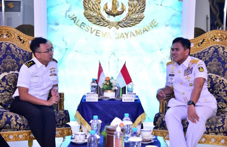 Tingkatkan Kerjasama Antar Angkatan Laut, Kasal Terima Courtesy Call Kasal Singapura Di Gedung Mabesal