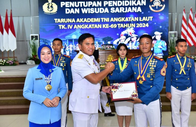 KASAL PIMPIN PENUTUPAN PENDIDIKAN TARUNA AKADEMI TNI AL ANGKATAN KE-69 TAHUN 2024 DI SURABAYA