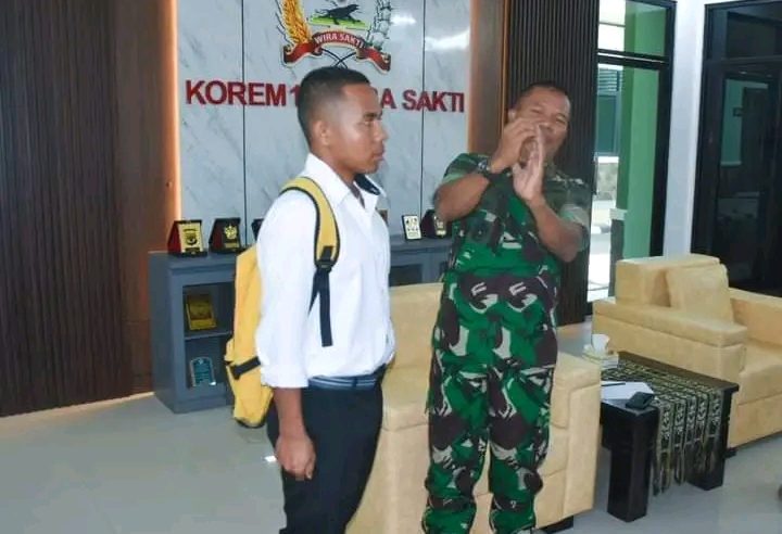 Diundang Danrem 161/Wira Sakti Untuk Diberikan Arahan an, Joni Pemanjat Tiang Bendera Merasa Senang
