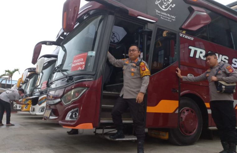 Kombes Anton Firmanto, Kapolresta Balikpapan Cek Kesiapan Kendaraan BUS Buat Tamu Undangan Ke IKN Dalam HUT Kemerdekaan RI ke 79 