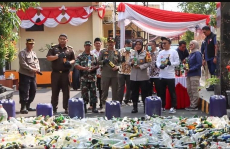 Polresta Cirebon Polda Jabar Musnahkan Ribuan Miras Berbagai Merek Hasil KRYD dan Operasi Pekat