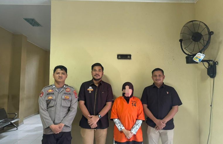 Polda Banten Tangkap TS (44) Tersangka Proyek Jas Almamater Fiktif