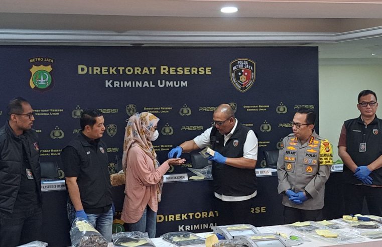 Polda Metro Jaya Serahkan Barang Bukti Pencurian Mobil Milik Driver Taksi Daring