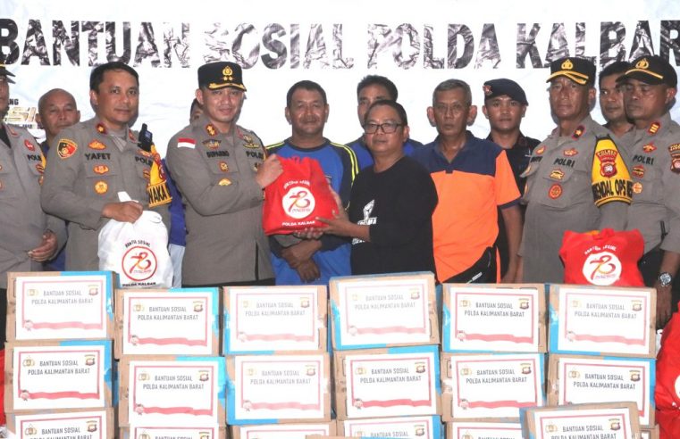 Polda Kalbar Melalui Polres Sanggau Salurkan Bantuan Sosial Untuk Warga Korban Banjir di Tayan Hulu