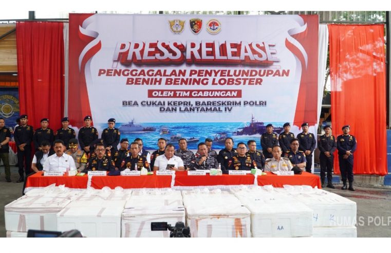 Konferensi Pers Penyeludupan Benih Bening Lobster Sebanyak 237.305 Benih Senilai 23,6 Miliar Rupiah