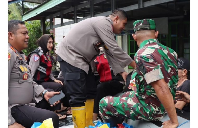 Polisi Berikan Puluhan Bantuan Paket Sembako kepada Warga Terdampak Banjir di Muara Teweh Barito Utara