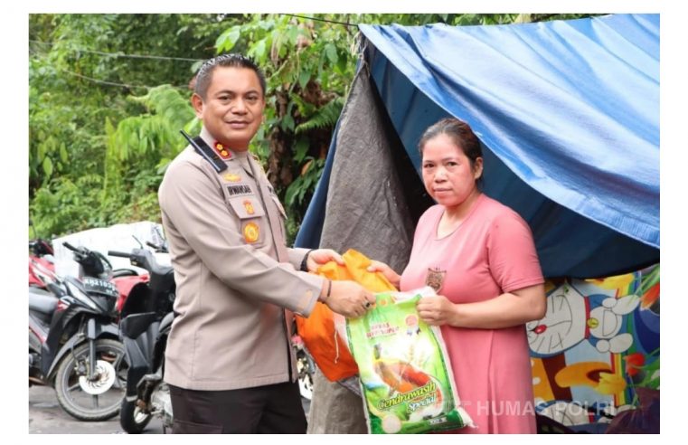 Kapolres Murung Raya Tinjau Banjir Serta Berikan Bantuan Sembako Kepada Warga Terdampak Banjir