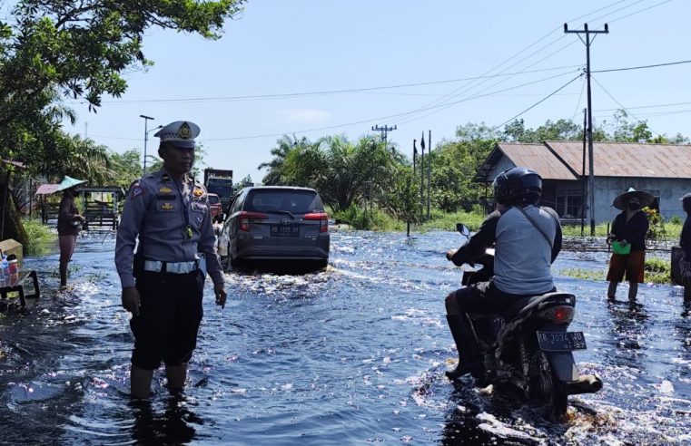 Jalur Lintas Provinsi dan Kabupaten Tersendat Banjir, Personil Lantas Polres Kubu Raya Rekayasa Lalu Lintas