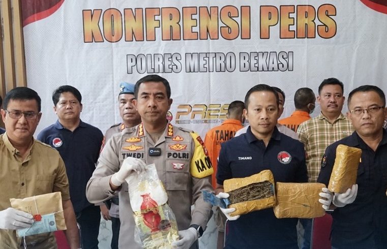 Polisi Amankan 4 Orang Kurir Narkoba dengan Barang Bukti 8 Kilogram Sabu & Ganja 3.5 Kg