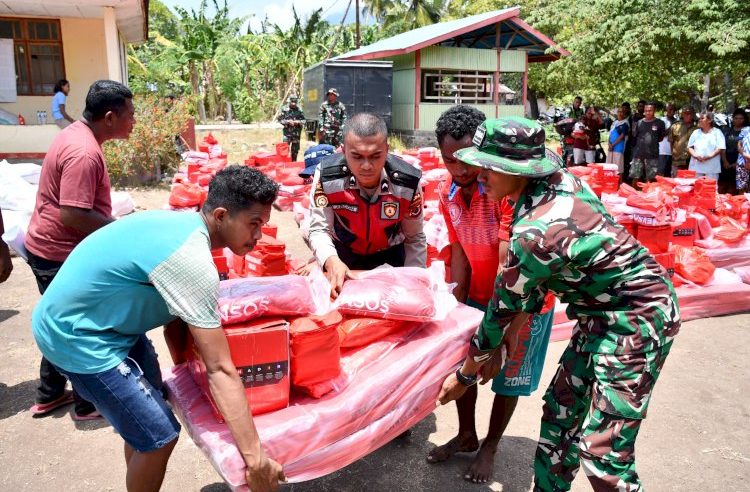 Dukung Pemulihan Pasca Konflik, TNI-Polri Bagikan Bantuan Untuk Warga Desa Bugalima Adonara