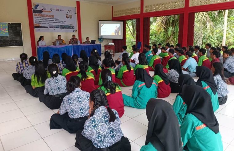 Bag SDM Polres Sanggau Gelar Sosialisasi Penerimaan Bakomsus Polri Tahun 2024 di SMK Negeri 1 Mukok