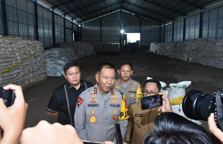 Polda Kalsel Lakukan Police Line Gudang 600 Ton Pupuk Illegal di Banjarbaru