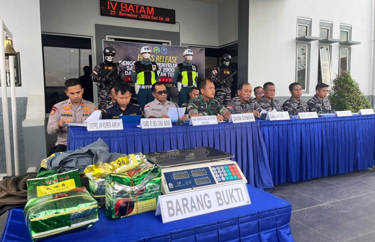 TNI AL GAGALKAN PENYELUNDUPAN SABU-SABU SEBERAT 2.6 KG DARI  MALAYSIA M DIKEMAS DALAM BUNGKUS TEH CHINA DI PERAIRAN SELAT BELAKANG PADANG