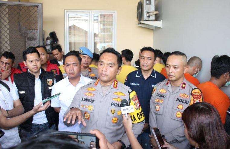 Beranda  Berita Polres Metro Jakarta Barat Grebek Markas Judi Online Di Rumah Mewah Cengkareng, Ciduk 8 Orang Tersangka