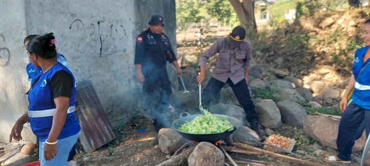 Gabungan Personil Polri & TNI Masak Untuk Pengungsi Erupsi Gunung Lewotobi Di Posko Pengungsian Konga