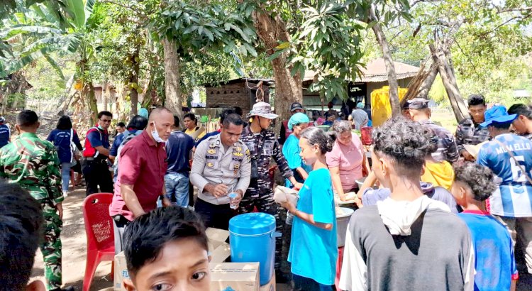 Polres Flotim Salurkan Bantuan Logistik Untuk Korban Pengungsi Gunung Lewo Tobi di Posko Desa Bokang