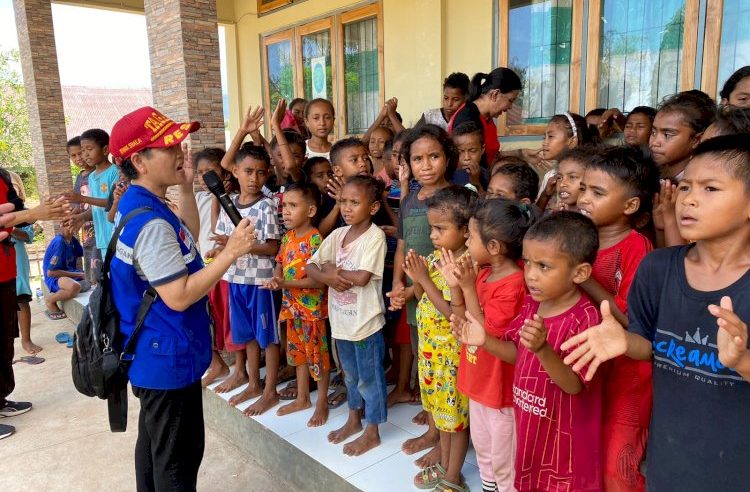 Anak-anak Tersenyum Kembali: Kegiatan Trauma Healing oleh Personil Polda NTT di Tengah Pengungsian