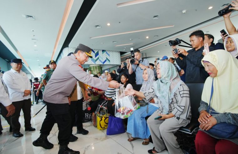Kapolri Beri Bingkisan Bagi Petugas dan Penumpang di Pelabuhan Penyeberangan Merak
