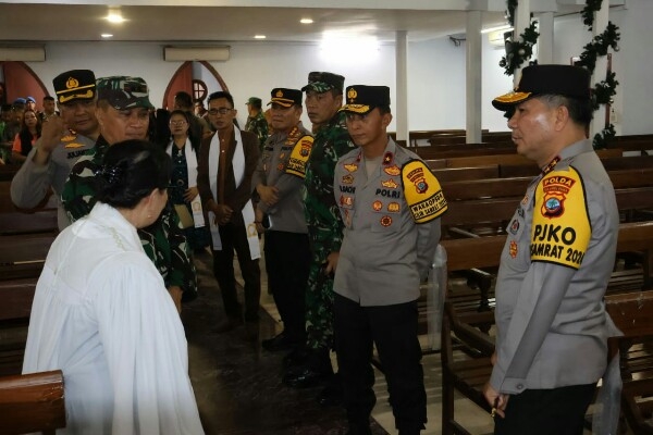 Kapolda Sulawesi Utara Bersama Pangdam XIII/Merdeka Pimpin Patroli Kamtibmas Saat Ibadah Misa Malam Natal
