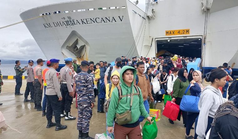 Personel Pos Pelayanan Terpadu Amankan Kedatangan KM Dharma Kencana V di Pelabuhan Donggala Sulteng