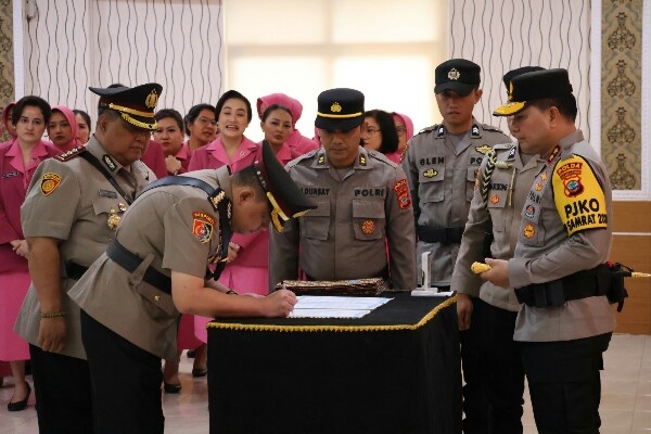 Irjend Pol Roycke Harry Langie Kapolda Sulut Pimpin Sertijab 2 Direktur, 1 Kepala Bidang dan 3 Kapolres
