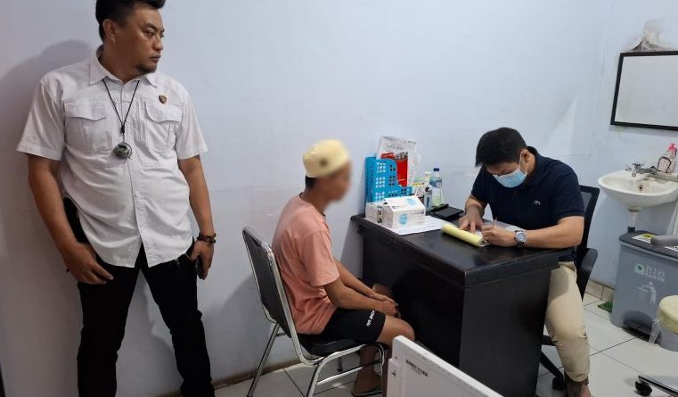 Kepolisian Serahkan 3 Pelaku Curas Counter Pink Cell & Jambret Lingkar Untad Pada Pihak Kejaksaan