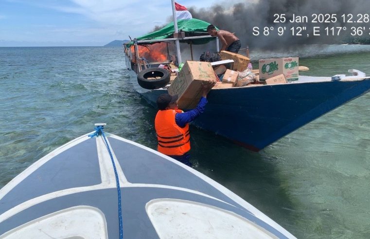 Polisi Gerak Cepat Evakuasi Penumpang & Barang di Kapal Terbakar di Perairan Sumbawa NTB