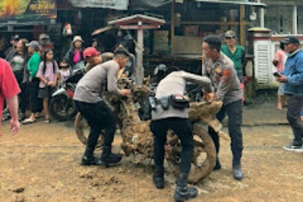 Personel Polres Minsel Bantu Evakuasi Korban Tanah Longsor di Desa Wanga Motoling Timur