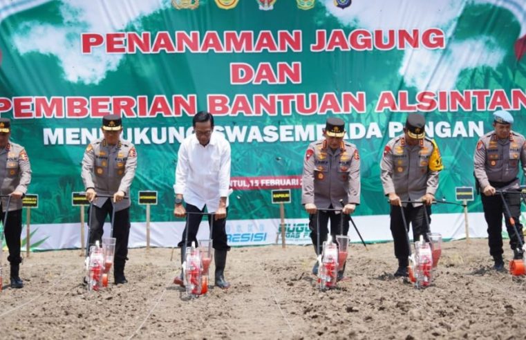 Dukung Swasembada Pangan, Kapolri Bersama Gubernur DIY Tanam Jagung di Jetis, Bantul
