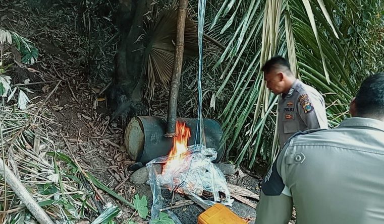 Ratusan Liter Bahan Baku Cap Tikus di Moilong Banggai Dimusnahkan Polisi di TKP
