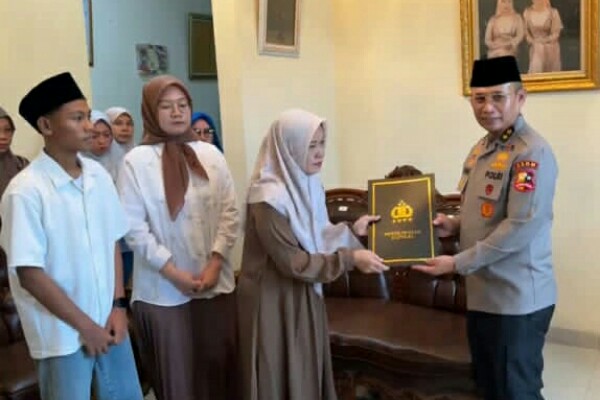 Kapolri Listyo Berikan Penghargaan Rekpro Bintara ke Daffa, Sepupu Almarhum Briptu Ghalib