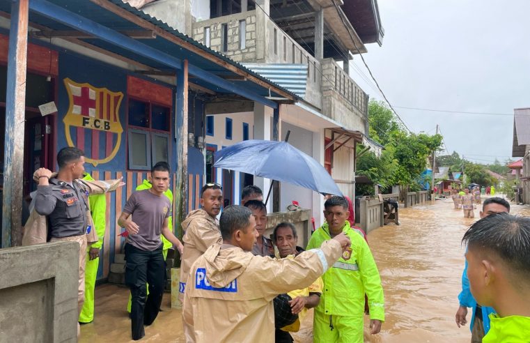 Polres Halmahera Selatan Tanggap Darurat Banjir, Bantu Evakuasi Warga di Dua Desa