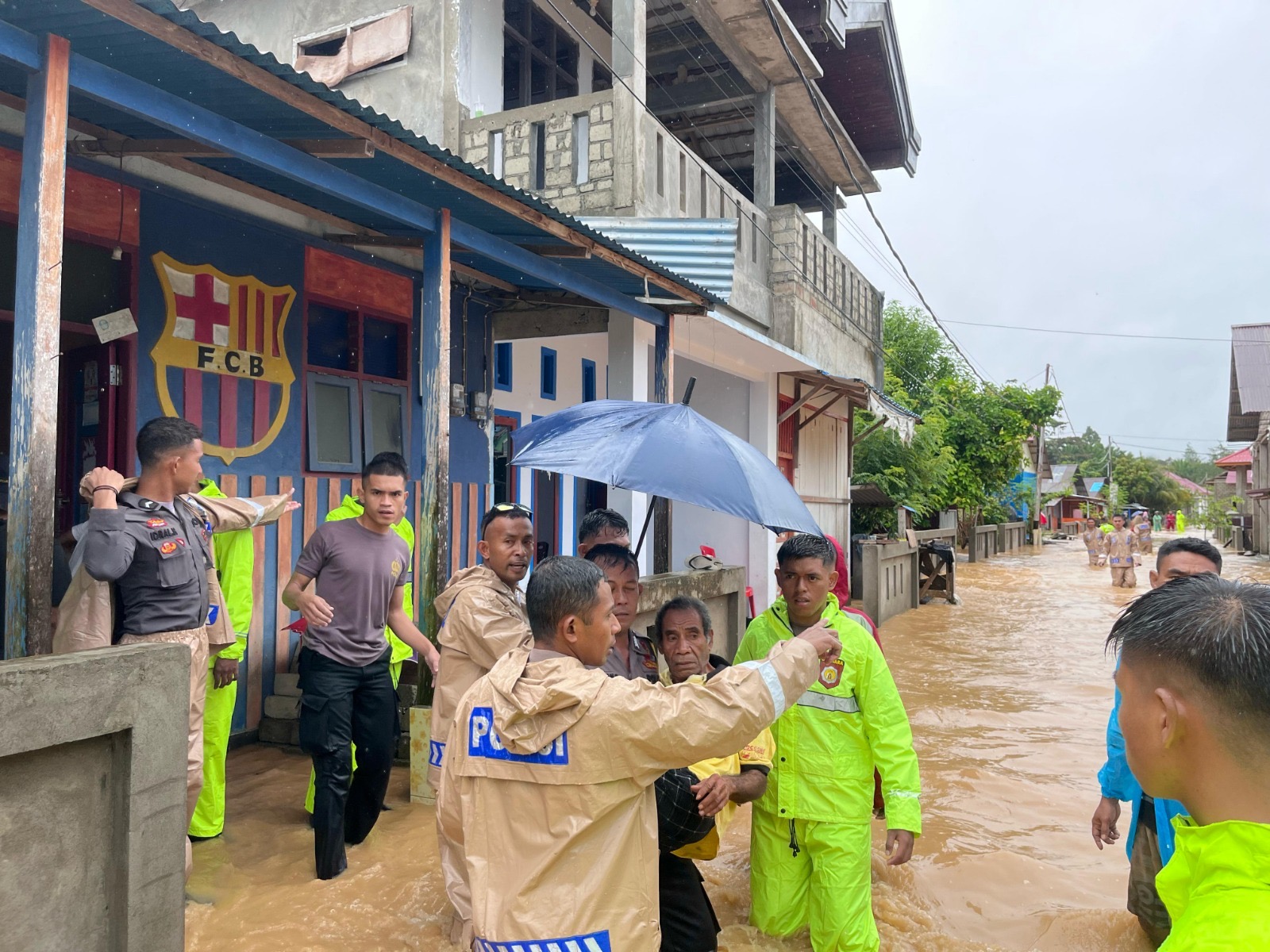 Polres Halmahera Selatan Tanggap Darurat Banjir, Bantu Evakuasi Warga di Dua Desa