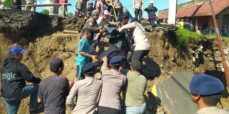 Dansat Brimob Polda Jabar Turun Langsung Bantu Evakuasi Warga di Lokasi Jembatan Putus Sukabumi