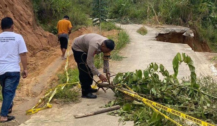 Personel Polsek Mambi Monitoring dan Pemasangan Police Line Jalan Poros Amblas di Desa Saluahok