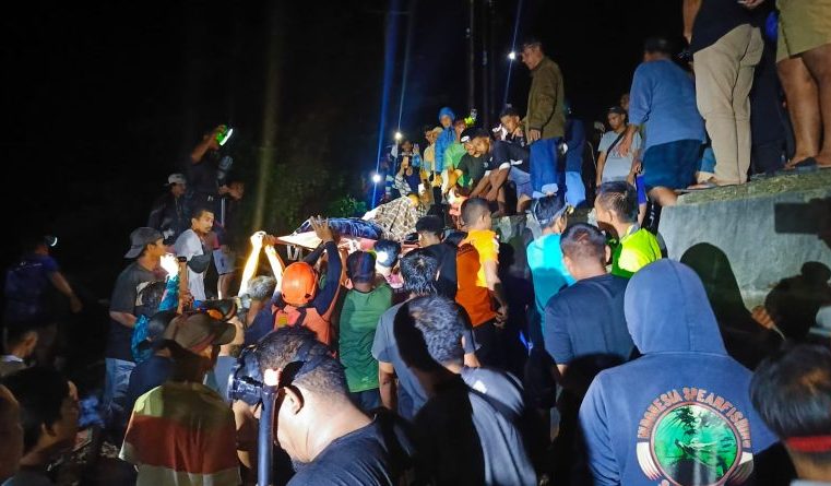 Polisi & Tim SAR Evakuasi Hendra Mole Pemanah Ikan yang Meninggal di Luwuk Selatan