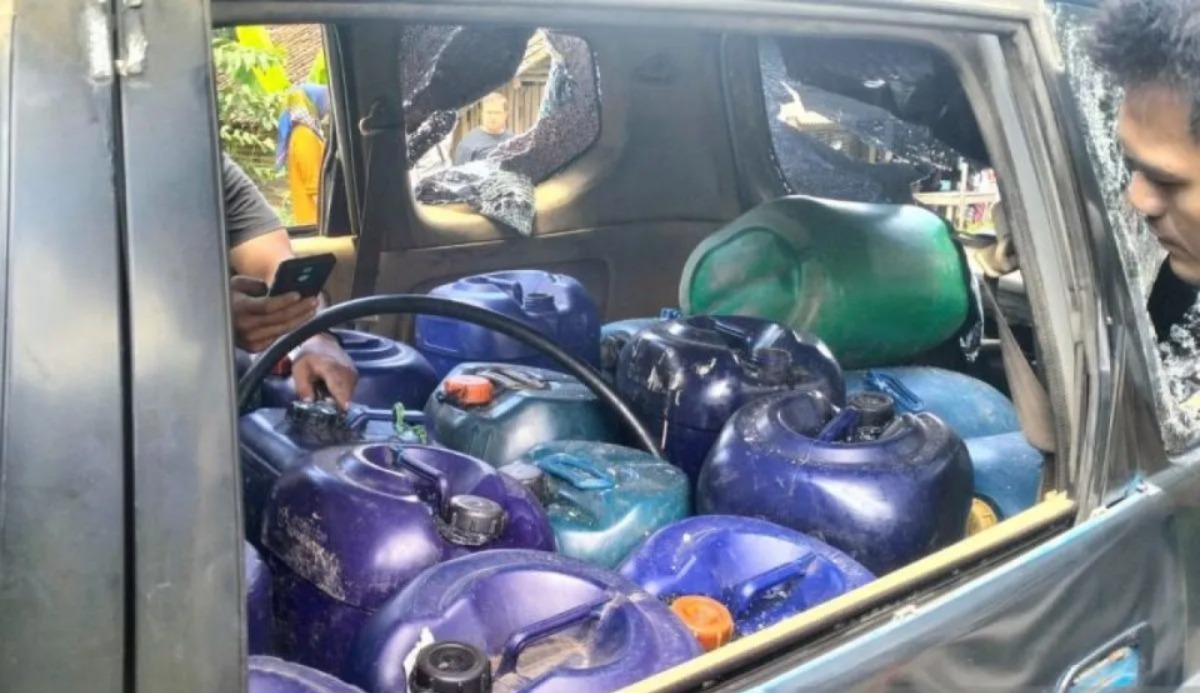 Polisi Menyelidiki Mobil Bermuatan Jerigen Pertalite Yang Ditinggalkan Usai Tabrakan di Cianjur Jabar
