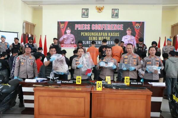 Tindak Tegas Geng Motor Rebahkan Warga, Polres Bener Meriah Amankan Senjata Tajam & Puluhan Anggota