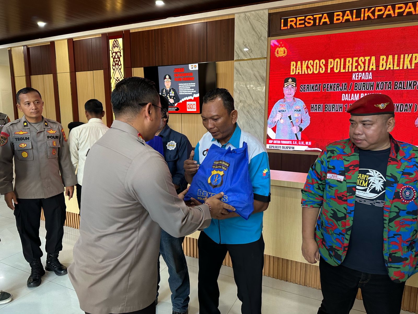 MAY DAY POLRESTA SAMPAIKAN 1000 PAKET SEMBAKO KE PENGURUS & ANGGOTA ALIANSI BURUH KOTA BALIKPAPAN