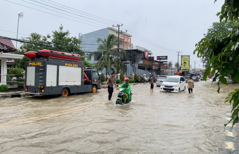 Patroli Sat Samapta Polres Kukar, Aksi Nyata Kepedulian di Tengah Banjir