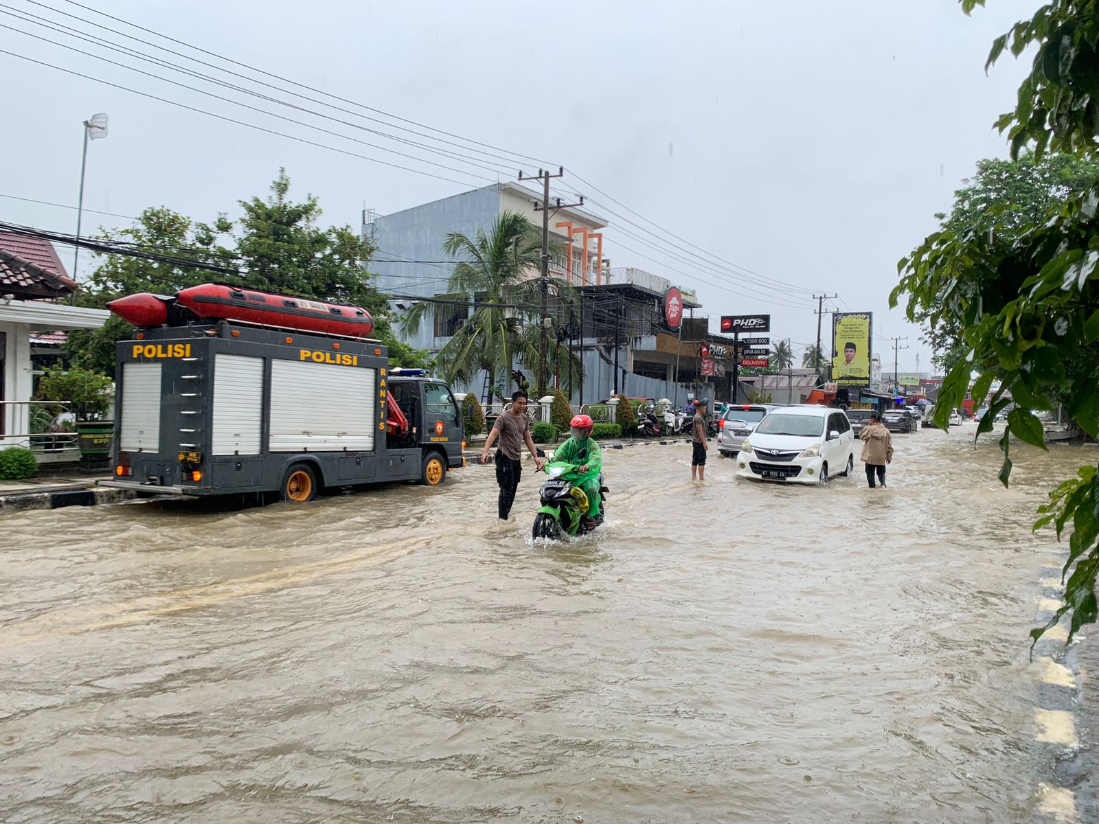 Patroli Sat Samapta Polres Kukar, Aksi Nyata Kepedulian di Tengah Banjir
