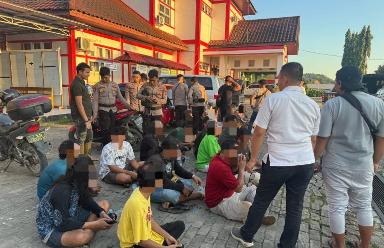 Polres Kutai Kartanegara Tindak Tegas Aktivitas Perjudian Di Loa Duri Ilir, 17 Orang Diamankan
