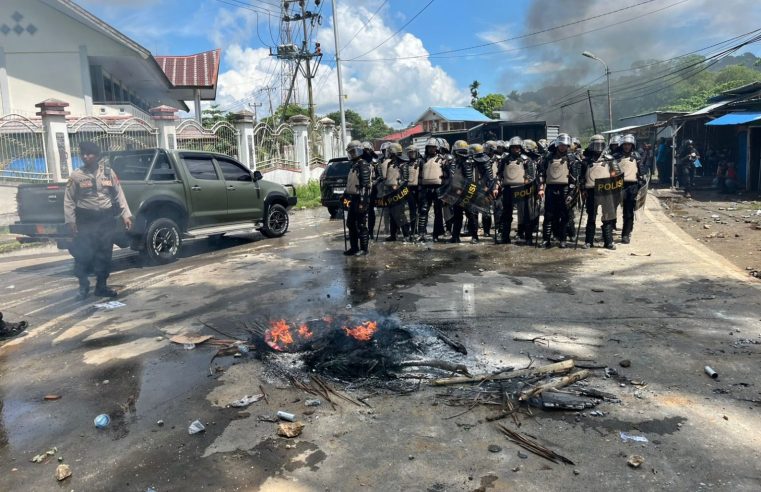Kapolresta Jayapura Kota “Aksi Demo Hari Ini Tak Berijin & Berujung Ricuh, 4 Personil Jadi Korban, 1 Unit Truck Polri Hangus Dibakar”