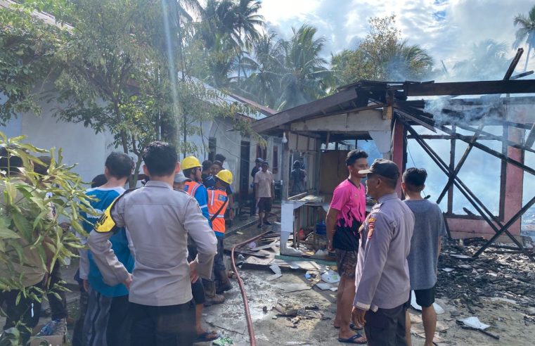 Personil Polsek Samboja Sigap Tangani Kebakaran Melahap 3 Rumah Warga di Handil Baru